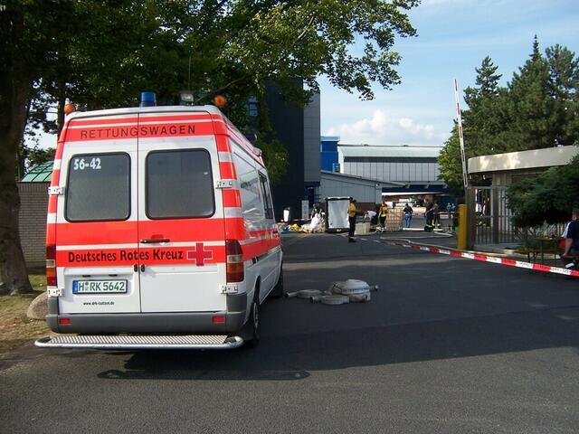 Bereitstellung eines Rettungswagen beim Gefahrgutunfall in Laatzen, © DRK Laatzen, F. Hentschel