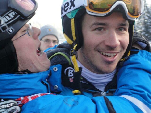 Special Olympics Athlet freut sich über den Besuch von Felix Neureuther