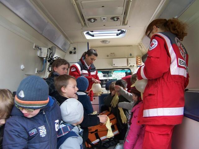 Besuch in einem Kindergarten mit dem Rettungswagen, © DRK Laatzen, F. Hentschel