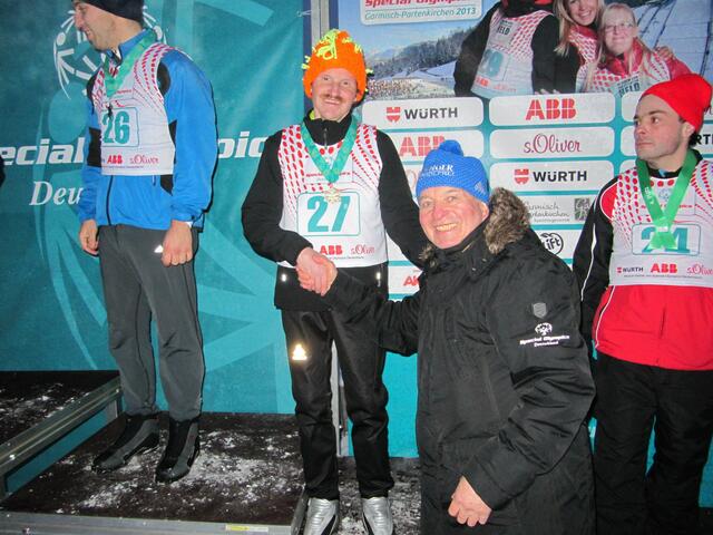 Gerhard Enzelberger freut sich über seine Bronzemedaille