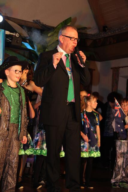 Bürgermeister Jürgen Schantin mit seinem Sprössling und Kinderprinz Julian I.