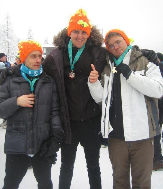 Martin Leiminger, Markus Protte, Mickel Schwab zeigen ihre Medaillen