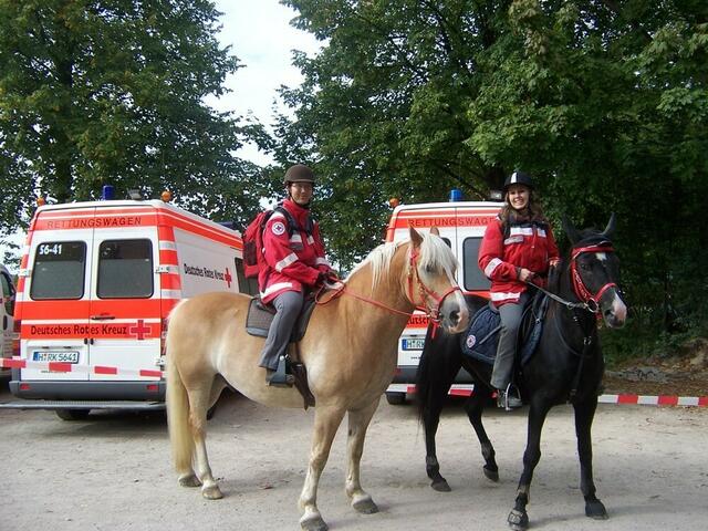 Sanitätsdienst mit Rettungswagen und Pferd beim Rübenlauf, © DRK Laatzen, F. Hentschel