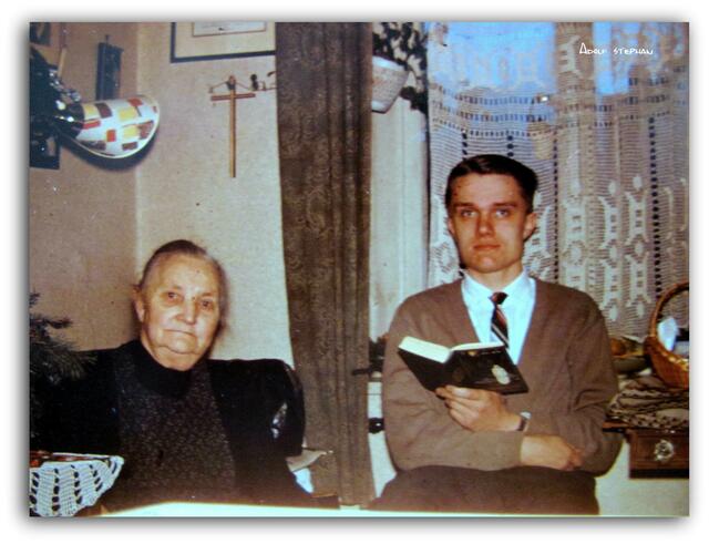 Großmutter Helene und ich, in ihrer Wohnung, Peine Gröpern 4 , 1961 