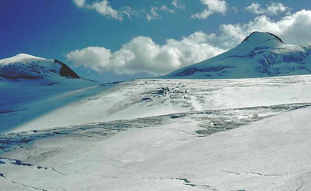 Auf dem Sulzenauferner zum Zuckerhütl, rechts, 3 507 m H, links der Wilde Pfaff.