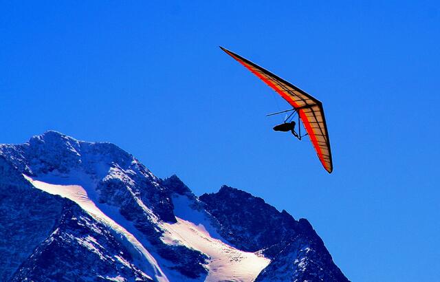 Drachenflieger über dem Kreuzjoch