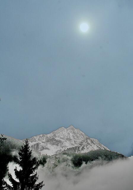 Kalte Sonne  bei Schneefall