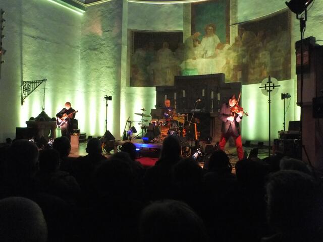 Die komplette Band “Farfarello”.
