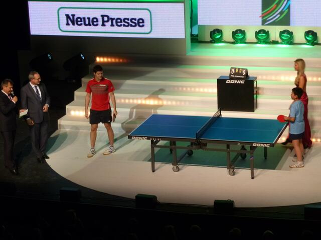 Tischtennis-Showeinlage mit Dimitri Owtscharow.