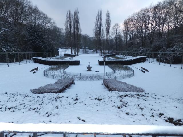 Tief verschneit der Rosengarten.
