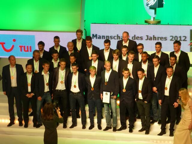 Das offizielle Presse-Foto wird gemacht.