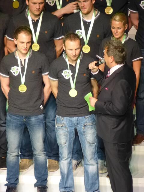 Trainer Christopher Nordmeyer wird von Christoph Dannowski nach dem Erfolgsrezept befragt.