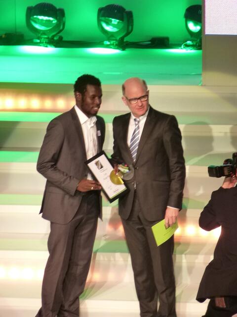 Der "Partner" des Siegerpreises mit dem Erstplatzierten Mame Diouf.