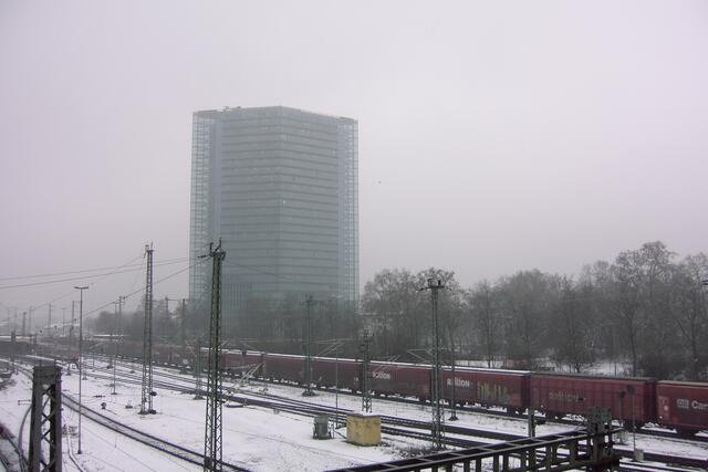 Blick auf den Viktoria Turm --gegenüber vom Hbf Mannheim.(gesamter Turmfassade aus Glas.)
