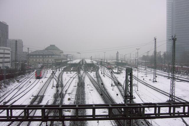 Blick von der Brücke herunter zum HBf ---links --mit der höheren Dachkuppel!Die Mitte des HBF.
