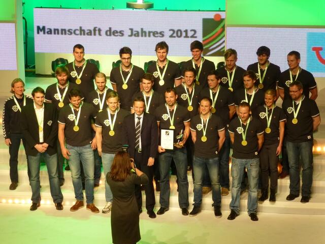 Foto für die Presse mit dem Sponsor des Preises für die Mannschafts-Sieger.