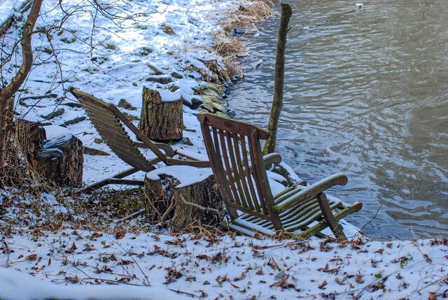 … & da sind die Holzstühle, die auf den nächsten Sommer warten …