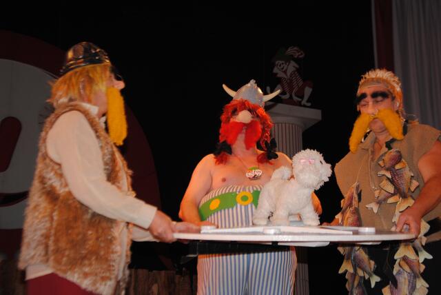 ... zu tun, z. B. wer trägt Häuptling Schantinix?