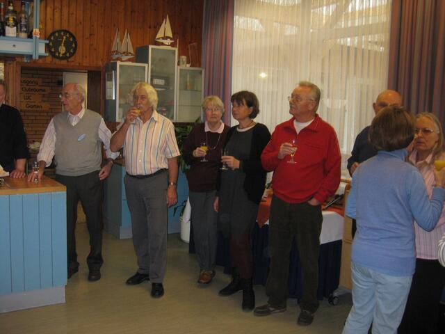 Zur Eröffnung der Ausstellung lädt der 1. Vorsitzende Horst Totzke  zu einem Gläschen ein.