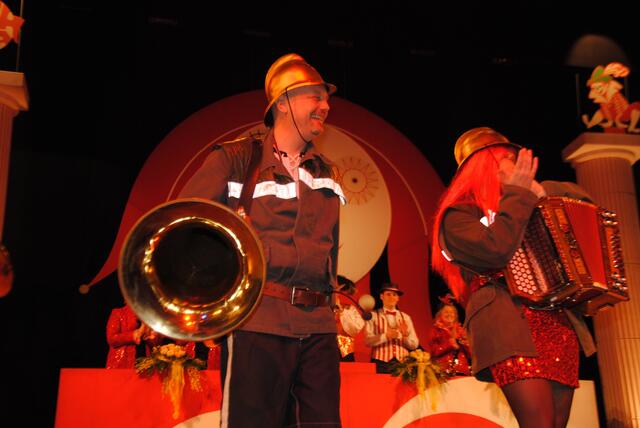 Oberfeuerwehrmann Ulrich Fischer mit großem Rohr...