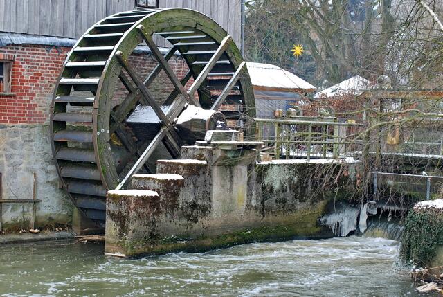 Schnee an der Eltzer Mühle; die Fuhse ist eiskalt ...