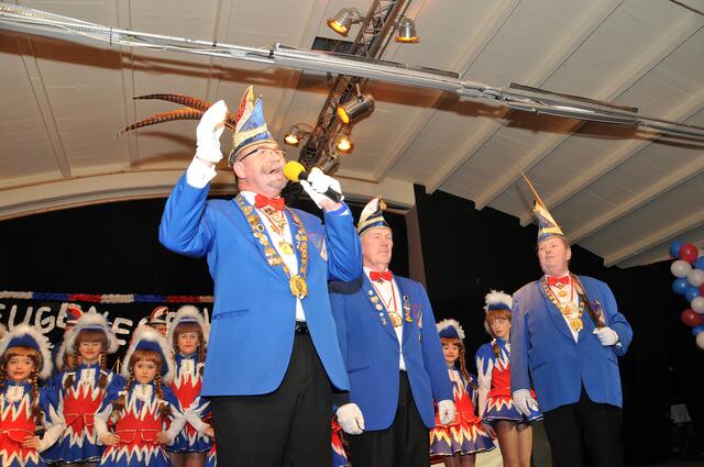 Eugenesen-Präsident Rolf Ballreich (l.) eröffnet die Jubiläums-Prunksitz im "Hangar Nr. 5" in Wülfel.