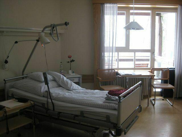 Patientenzimmer - eine Rose zur Begrüßung