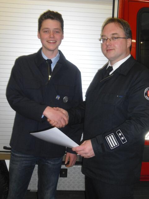Stadtbrandinspektor Reinhold Bonacker ernennt Hendrik Biecker zum Feuerwehrmann