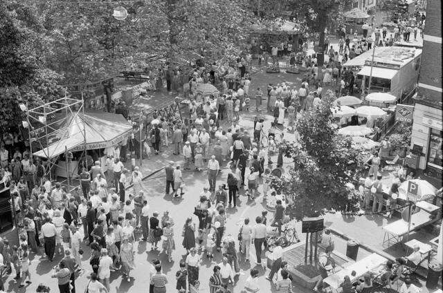 Gewimmel auf der Fiedelerstraße und dem Fiedelerplatz.