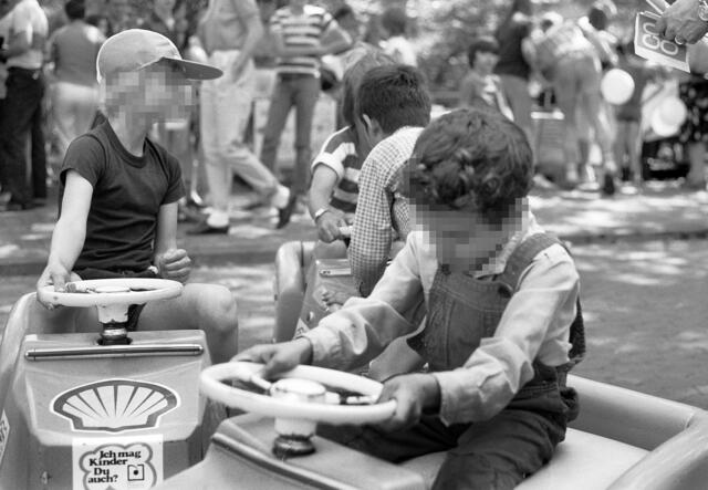 Kinderspiele gab es viele: Mini-Autoscooter.