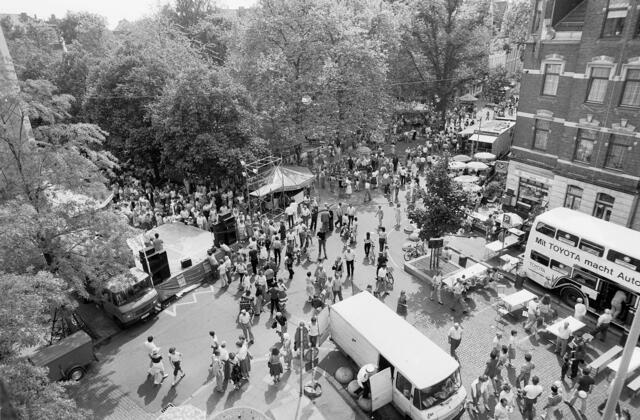 Gewimmel auf der Fiedelerstraße und dem Fiedelerplatz.
