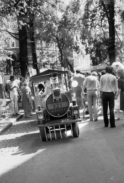 Eine Bimmelbahn tuckerte durch Döhren.
