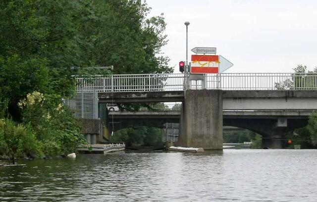 Für Alfeld: Mietbootfahrer bekommen nur eine Kurzeinweisung und haben keine kanusportliche Erfahrung. Sie brauchen an solch einer Bootsgassen-Kombipasseinfahrt eine deutliche Fahranweisung mit Boje und Schwimmleine ! So z.B. am Wehr Alfeld/Leine !
Beispiel:  Bootsgassen Einfahrt und Abwärtsfahrt a.d.Lahn, oberhalb der 1. Bootsgasse Gießen. | Foto: Unbekannt.