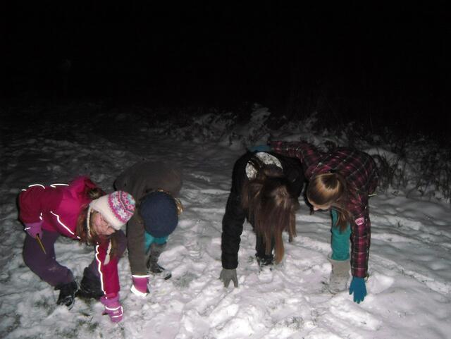 Hier werden Aufgaben im Schnee gelöst