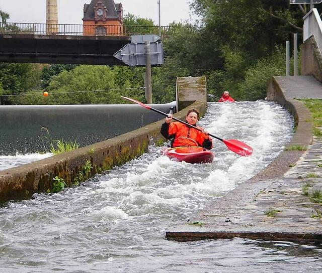 Für Alfeld: Mietbootfahrer bekommen nur eine Kurzeinweisung und haben keine kanusportliche Erfahrung. Sie brauchen an solch einer Bootsgassen-Kombipasseinfahrt eine deutliche Fahranweisung mit Boje und Schwimmleine ! So z.B. am Wehr Alfeld/Leine !
Beispiel:  Bootsgassen Einfahrt und Abwärtsfahrt a.d.Lahn, oberhalb der 1. Bootsgasse Gießen. | Foto: Unbekannt.
