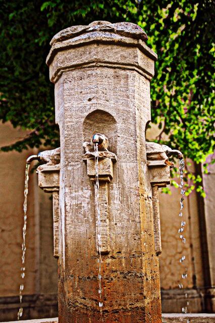 Ein kleiner Brunnen vor der Maria-Magdalenen-Kirche