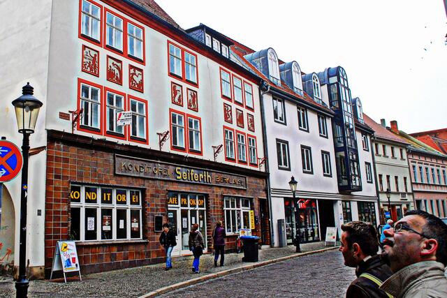 Fassade mit Nachbildungen der Scherenschnitte von Walter Hege zur Kirschfestsage