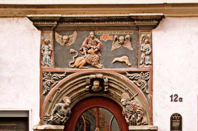 Am Peter-Pauls-Haus: Der Kampf Simsons mit dem Löwen