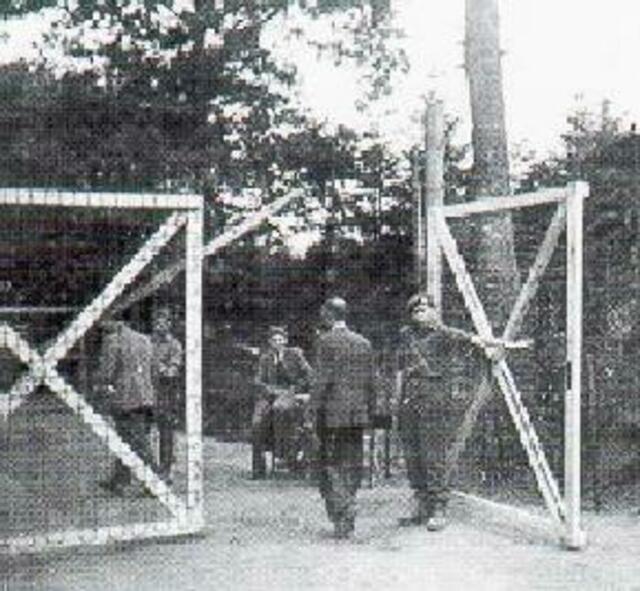 Eingang zum Auffanglager Lübeck-Pöppendorf mit britischer Bewachung