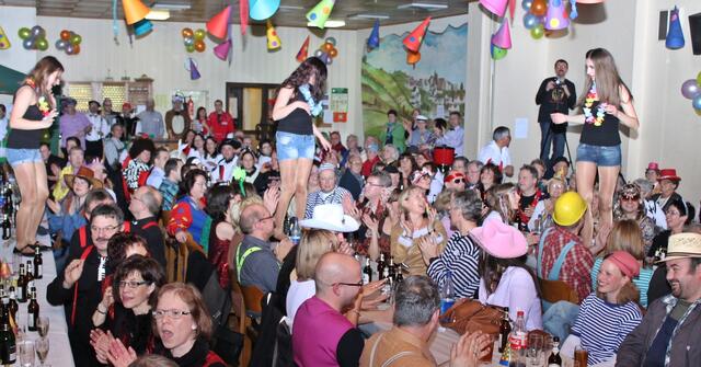 Las Ketchup tanzt auf den Tischen.