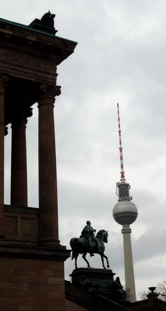 Am Fernsehturm kommt man in Berlin fast nicht vorbei. Auf jeden Fall ist er immer wieder ein interessantes Foto-Motiv. ; ) (Foto: Katja Woidtke)