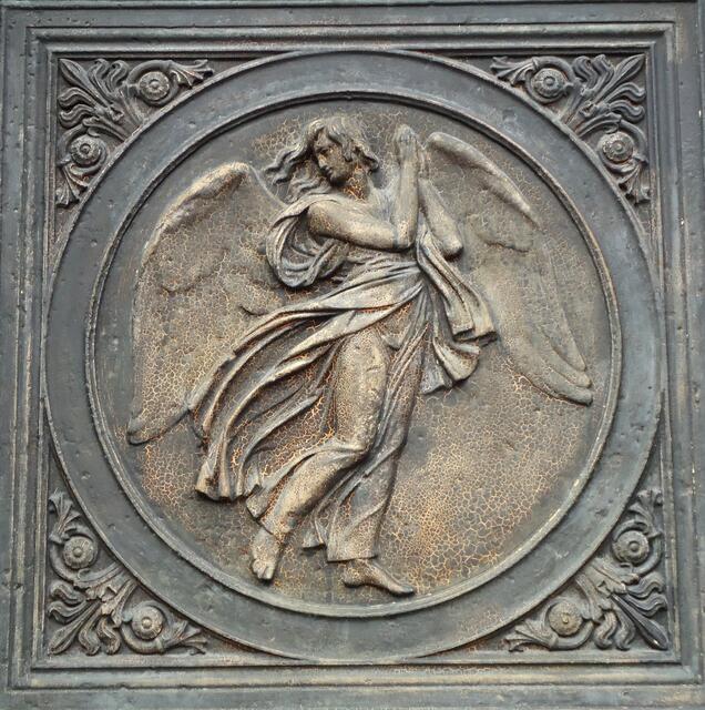Eisernes Relief-Medaillon am Hauptportal der Friedrichwerderschen Kirche (Foto: Katja Woidtke)