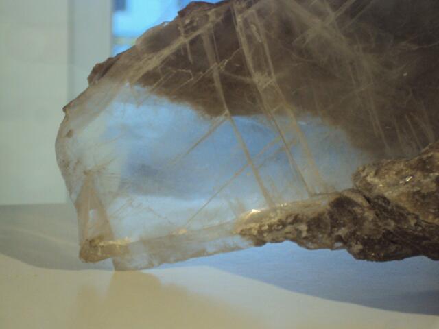 Durchscheinendes Marienglas; der Mineraloge nennt es "Selenit" = Mondstein. Es ist reiner Gips.
