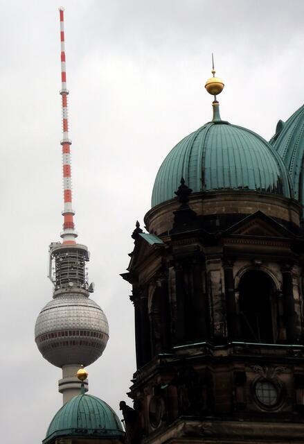 Berliner Dom grüßt den Fernsehturm (Foto: Katja Woidtke)