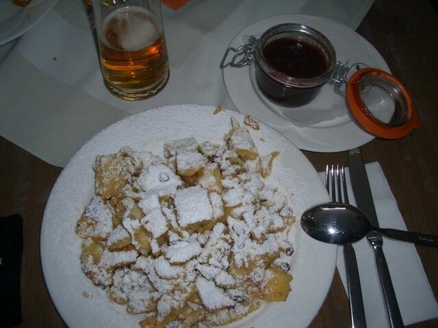 Der absolute Knaller: Kaiserschmarrn mit Zwetschgen und ganz viel "Pulverschnee" oben drüber...
