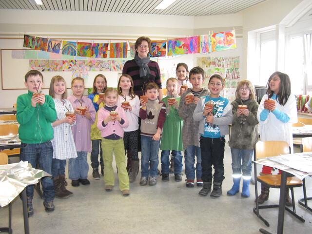 Der komplette zweite Jahrgang der Osterbergschule buchte den NABU Garbsen für das Projekt Winterfütterung der Vögel. Hier die Klasse von Frau Poensgen