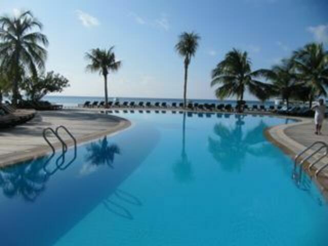 abends an der Poolbar mit dem Blick aufs Wasser vom Pool und Meer