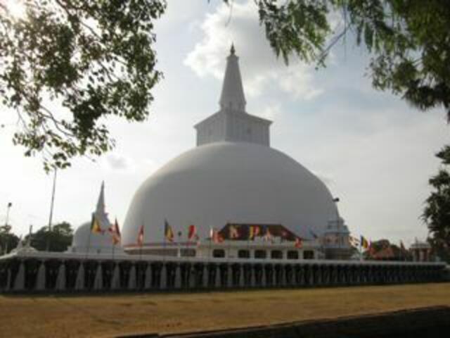 1.Königsstadt Anurhadapura, Ruwanweli Dagoba, größte in Sri Lanka, 91 m Durchmesser und 110 m hoch