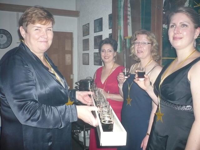 Ortsbürgermeisterin Regine Höft gibt einen aus.