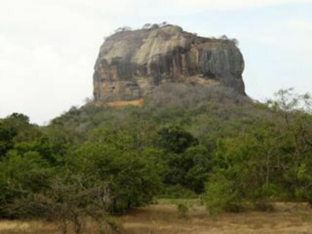 Sigiriya - Monolith in Sri Lanka, auf dem sich die Ruinen einer Felsenfestung befinden und auf halber Höhe die Wolkenmädchen, Felszeichnungen